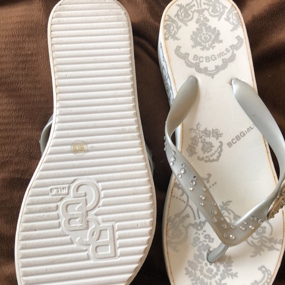 BCBGflip flops - Picture 4 of 4